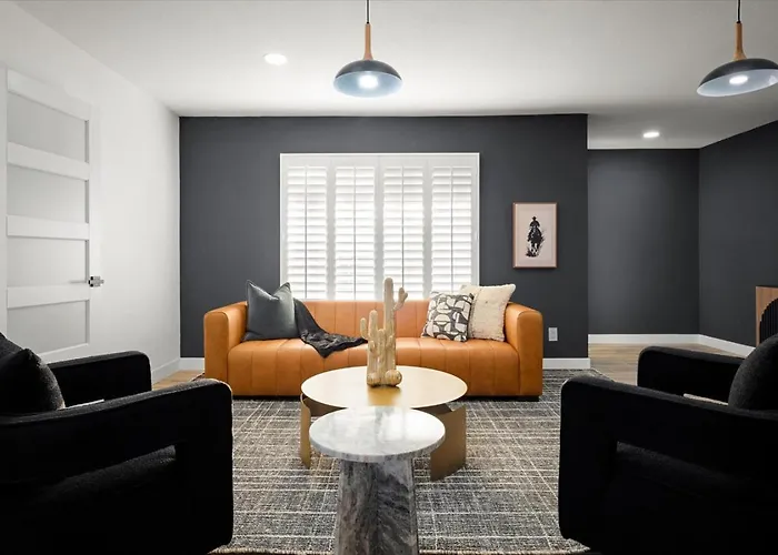 Group-friendly 5br Pool Old Town Holiday home