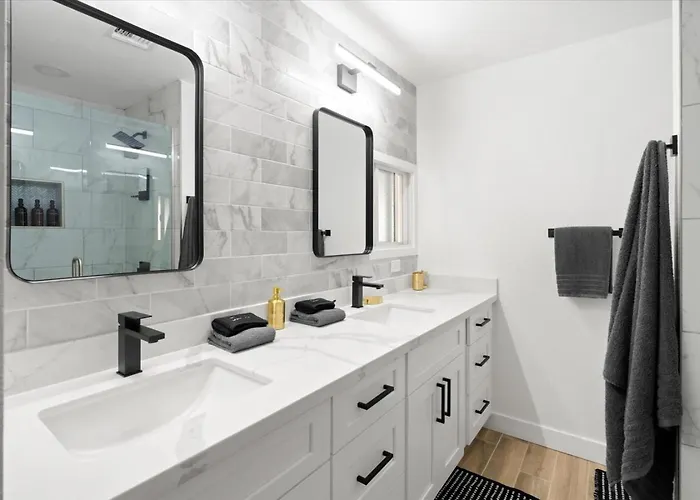 Group-friendly 5br Pool Old Town Scottsdale