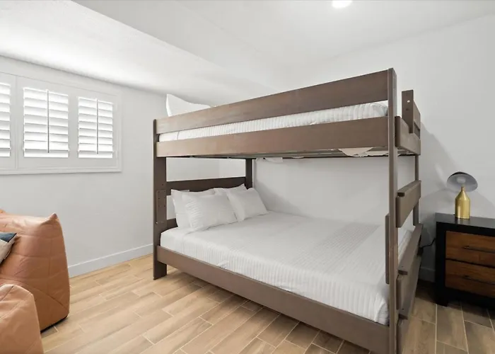 Group-friendly 5br Pool Old Town *