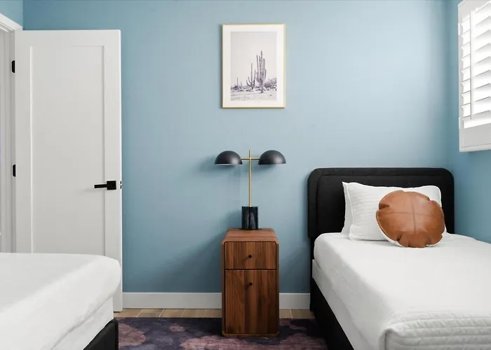 Group-friendly 5br Pool Old Town *
