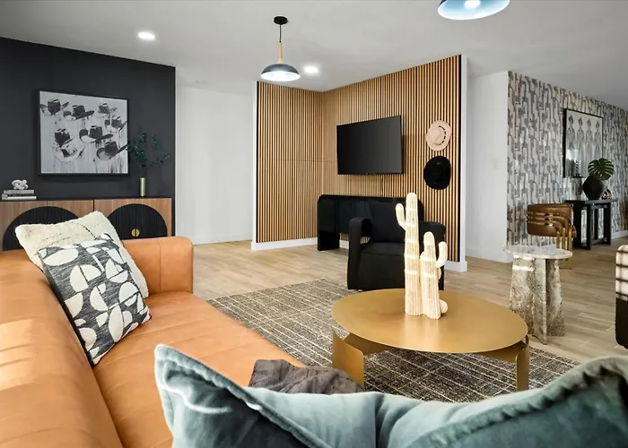 Group-friendly 5br Pool Old Town