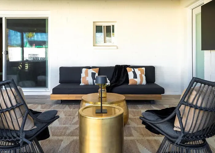 Group-friendly 5br Pool Old Town