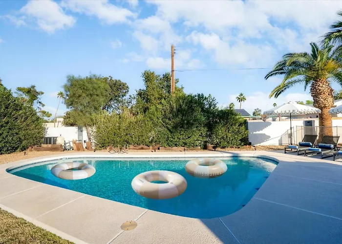 Group-friendly 5br Pool Old Town *