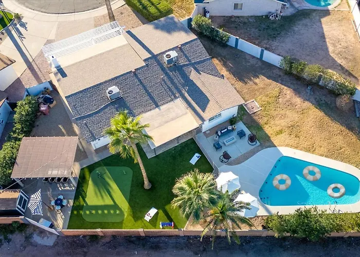 Group-friendly 5br Pool Old Town Scottsdale