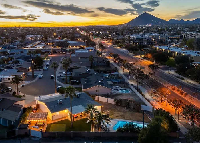 Group-friendly 5br Pool Old Town Scottsdale